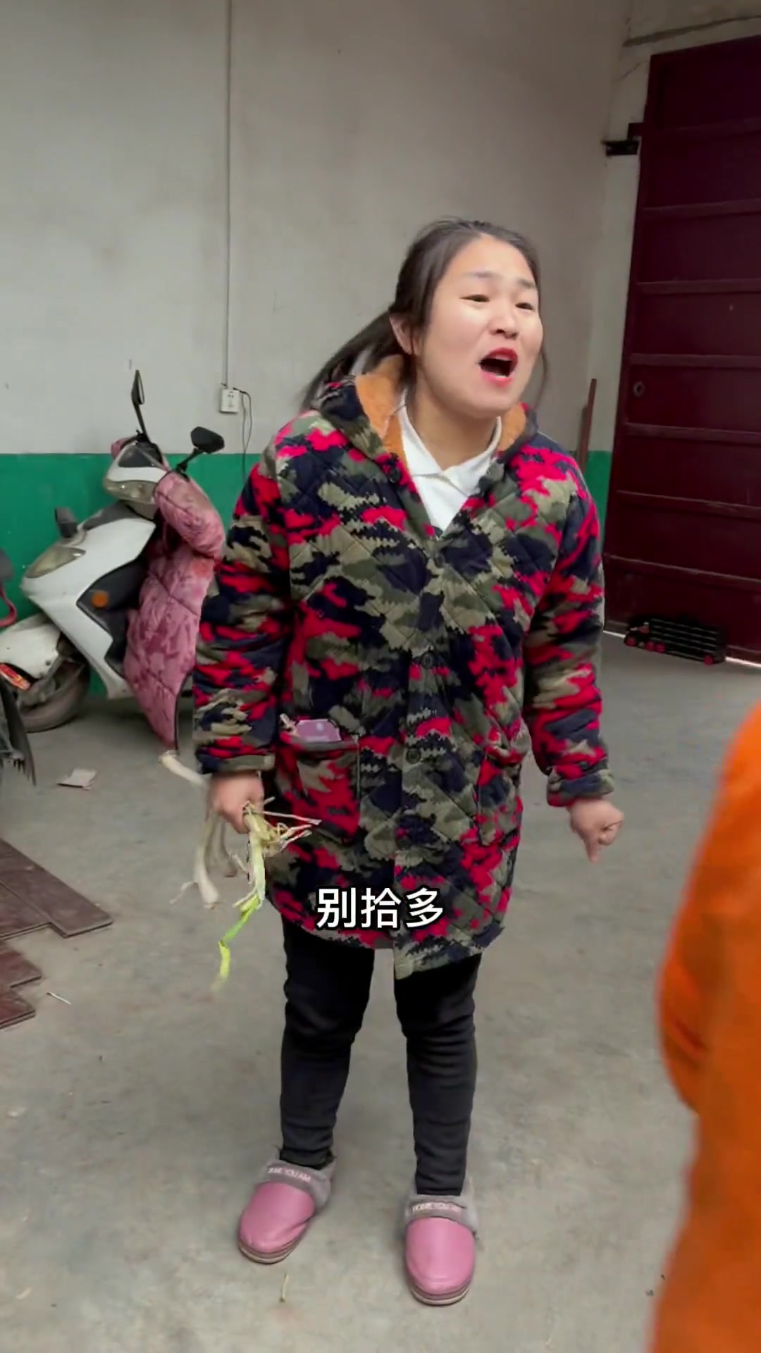 农村婆媳聊包包子,大奶奶的热情藏不住!