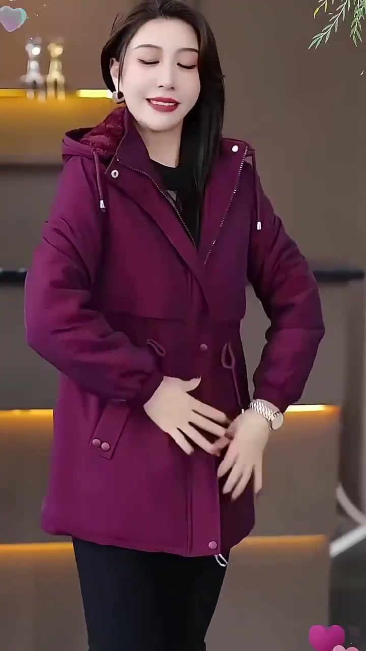 冬季新潮派克服,加绒加厚连帽设计,中长款版型兼具保暖与时尚。休闲洋气,减龄百搭,让你在寒冬