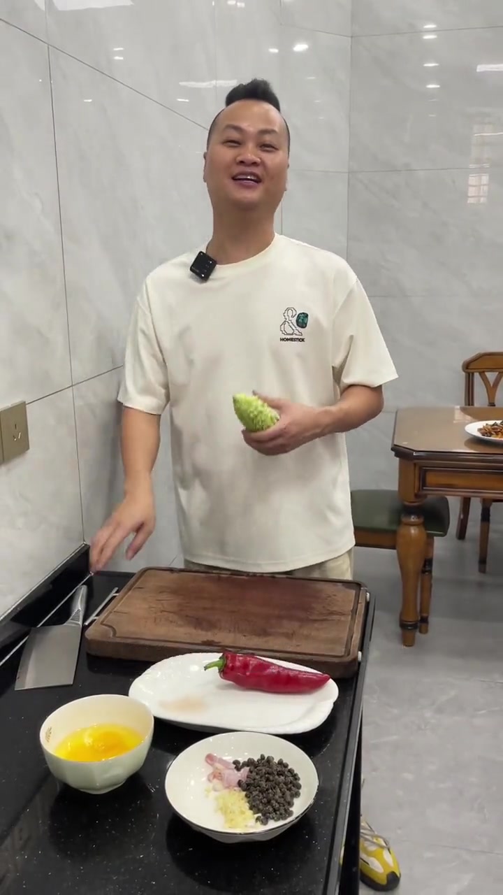 两菜一汤。两菜一汤奔向小康，每一道多煮法简单又好吃