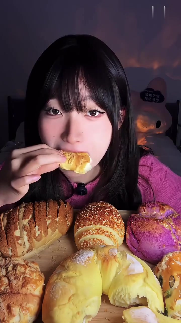 品尝各种诱人的小面包