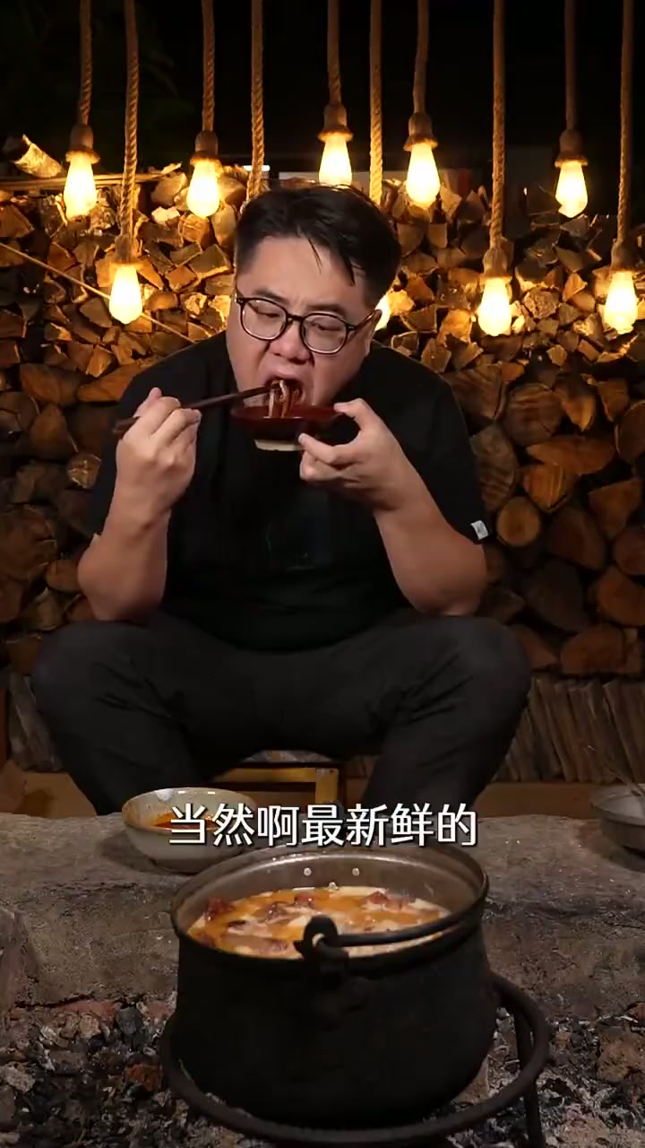就算是在云南本地，也不用专门跑去富源吃酸菜猪脚，在家几分钟就能吃上好吃的酸菜猪脚，当然楼底