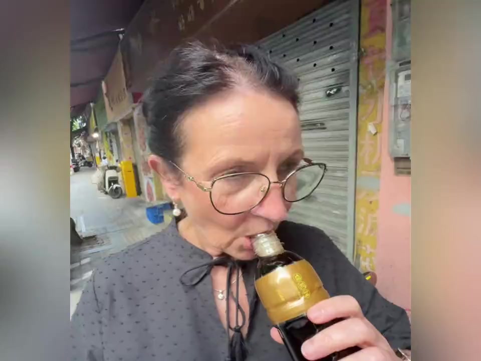 德国小伙带父母在广州吃广式早餐,喝广东凉茶,德国妈妈太刺激了