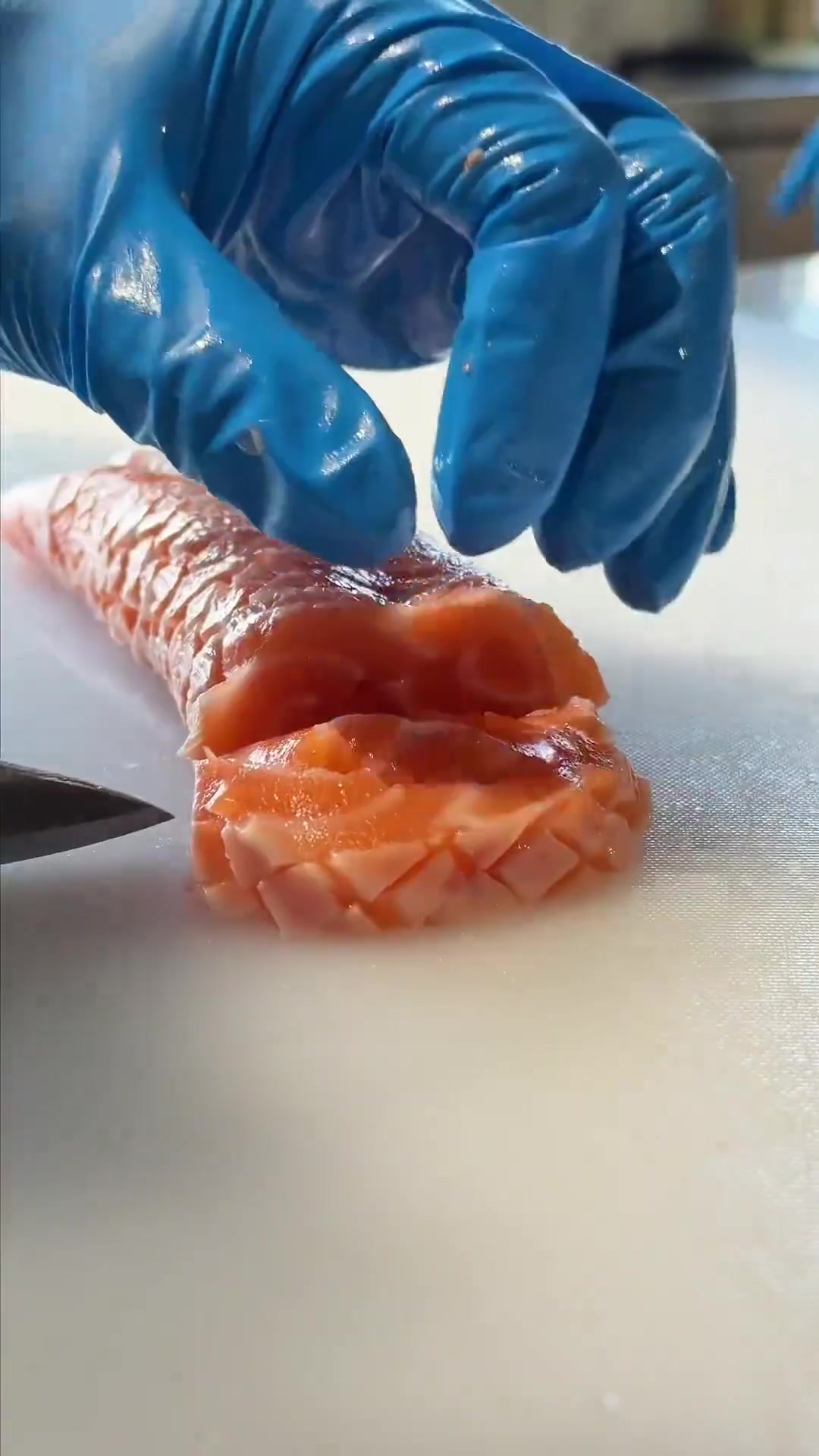 刚下飞机的冰鲜大西洋鲑鱼，上海公司厨房分割切片，中午有口福了！