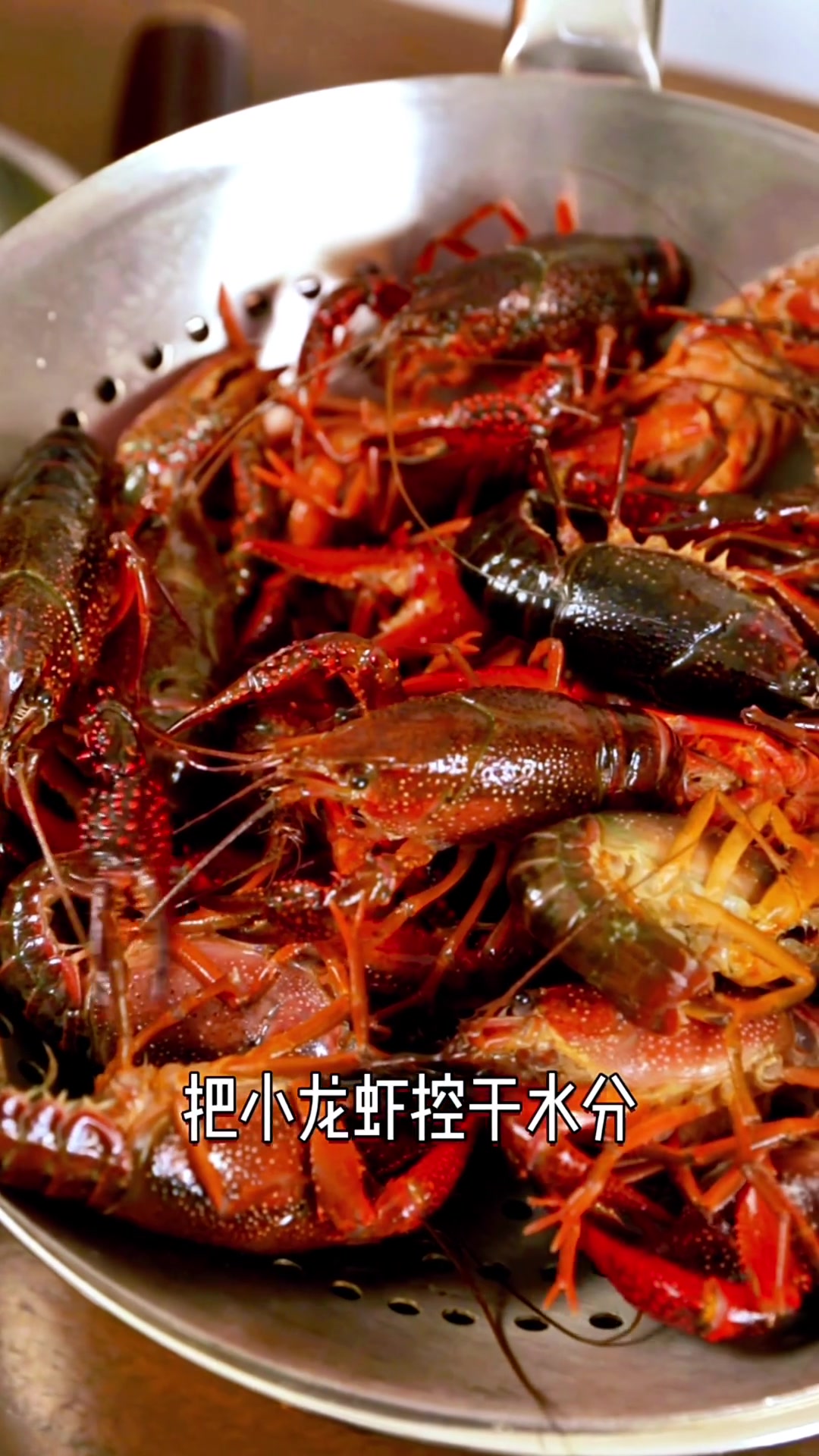 夏日香辣小龙虾，啤酒焖半小时，入味到舔手指！
