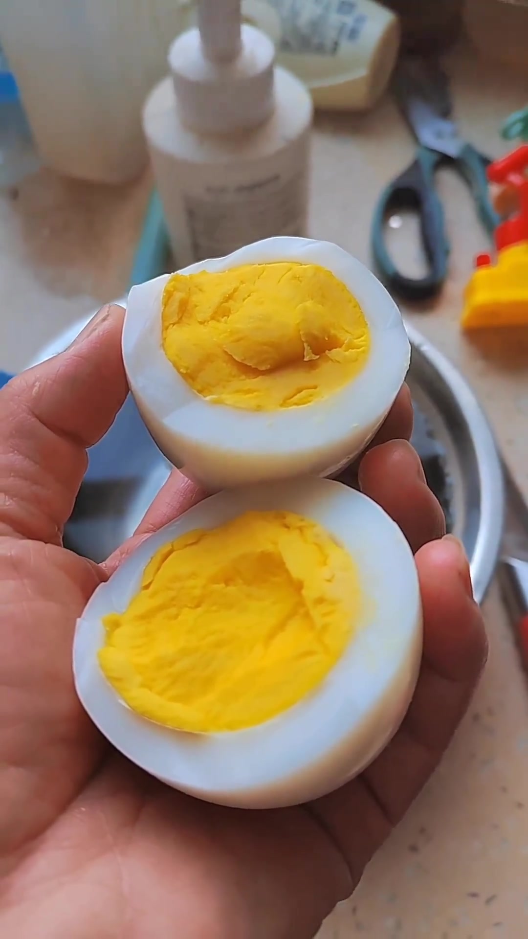 家人们可以试试这个方法,煮熟的鹅蛋黄不干,口感软糯香