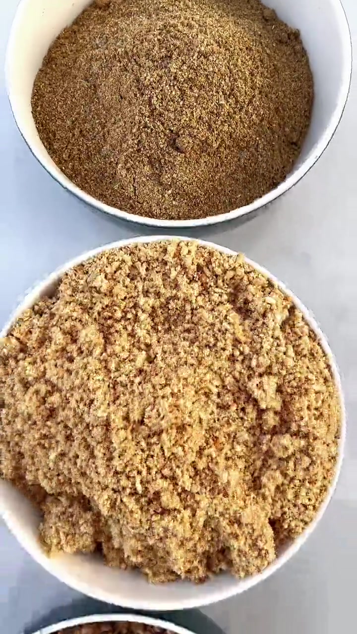你们还记得这样的炉子吗，邻居闲置多年的烧饼炉子，借来用用，今天给俺娘做个老式吊炉烧饼