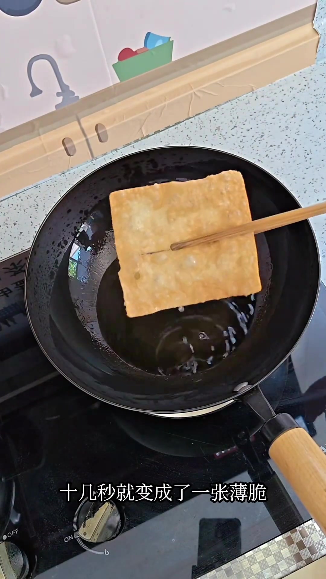外面卖八块钱一个的煎饼果子，在家加绿豆面也能轻松做，好香