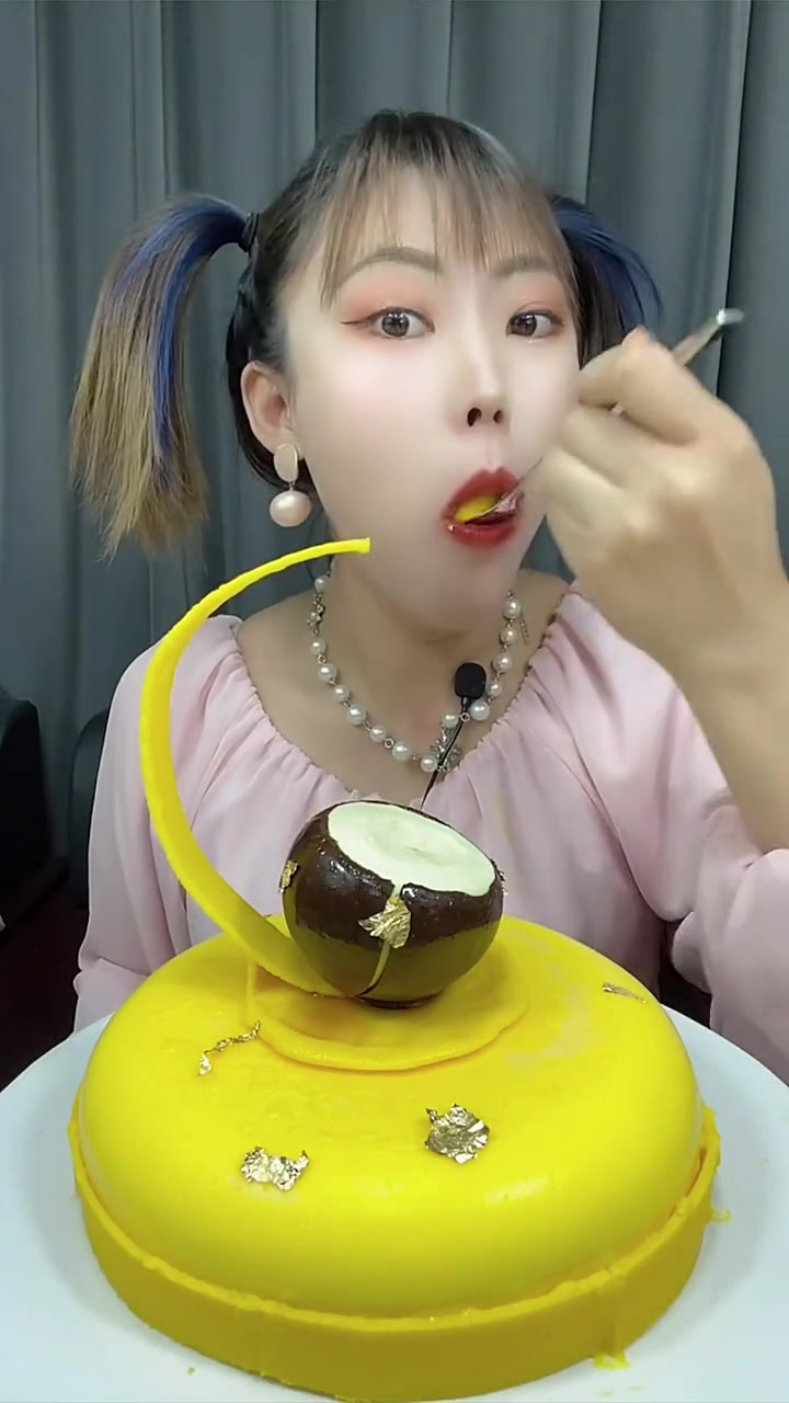 甜美女孩的美食诱惑：椰子慕斯蛋糕，每一口都是幸福的味道！