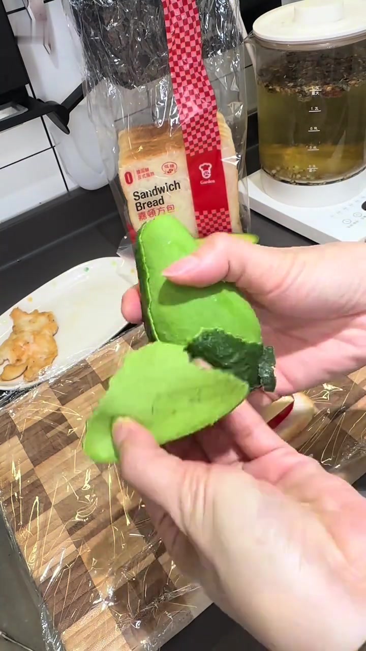 香港师奶日常:玄米茶配牛油果嫩滑鸡扒巨无霸三明治