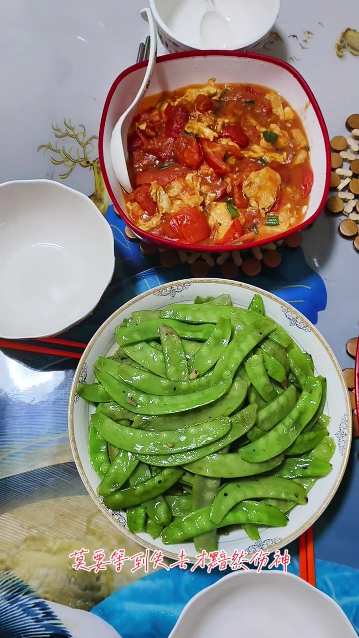 中午简单的午餐,四个大人一个小孩吃,就不做那么多菜了