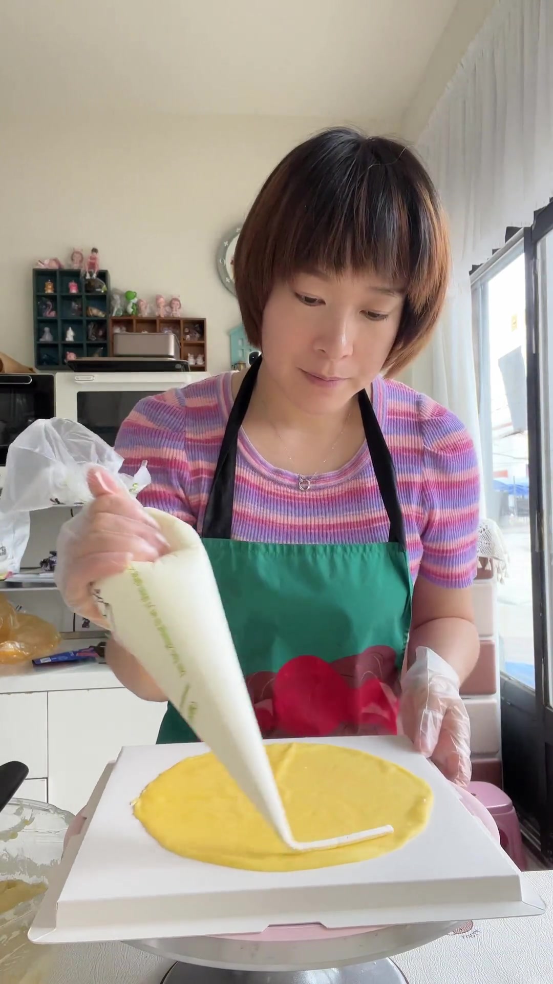 大姑姐买榴莲回来，我做成千层蛋糕，一整颗榴莲在里面老香了