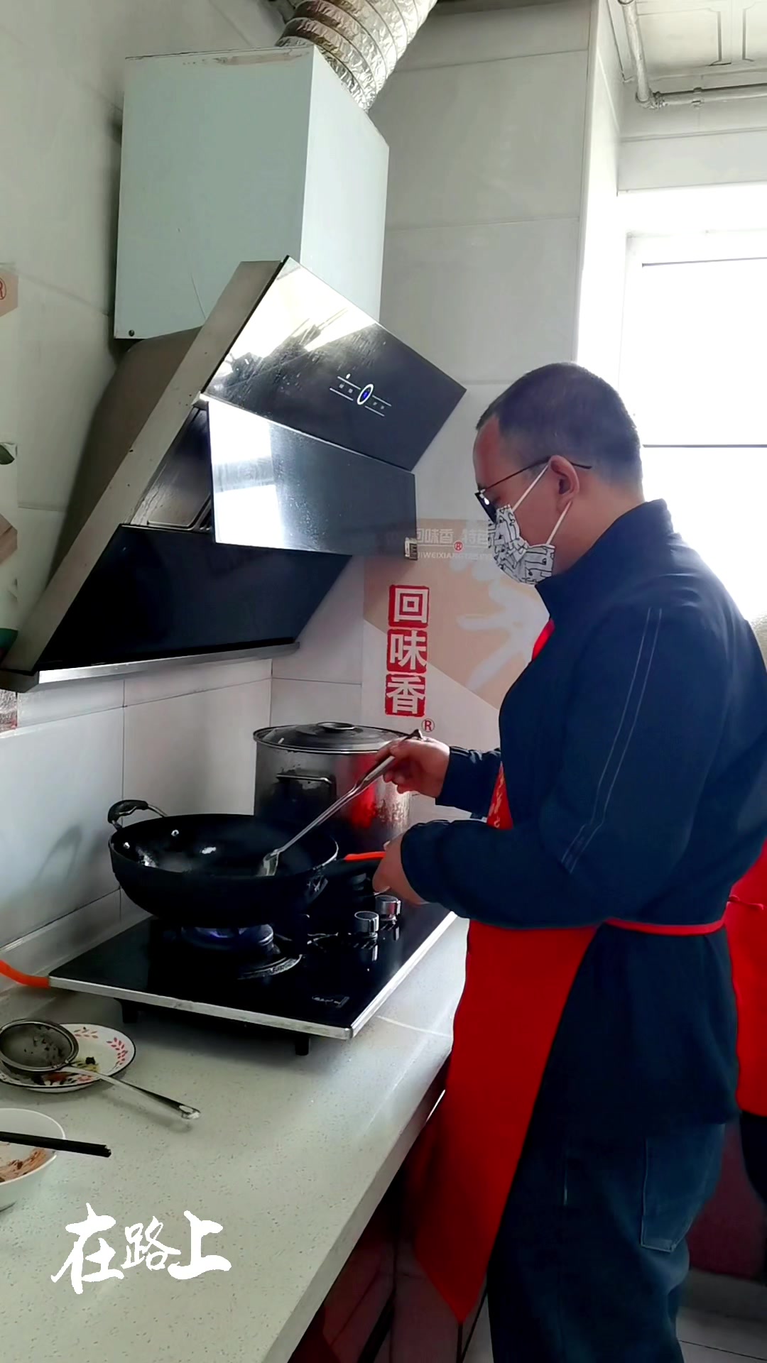 别再买预制料包了!老师傅带你熬汤调底料,酸辣粉技术一览无余!