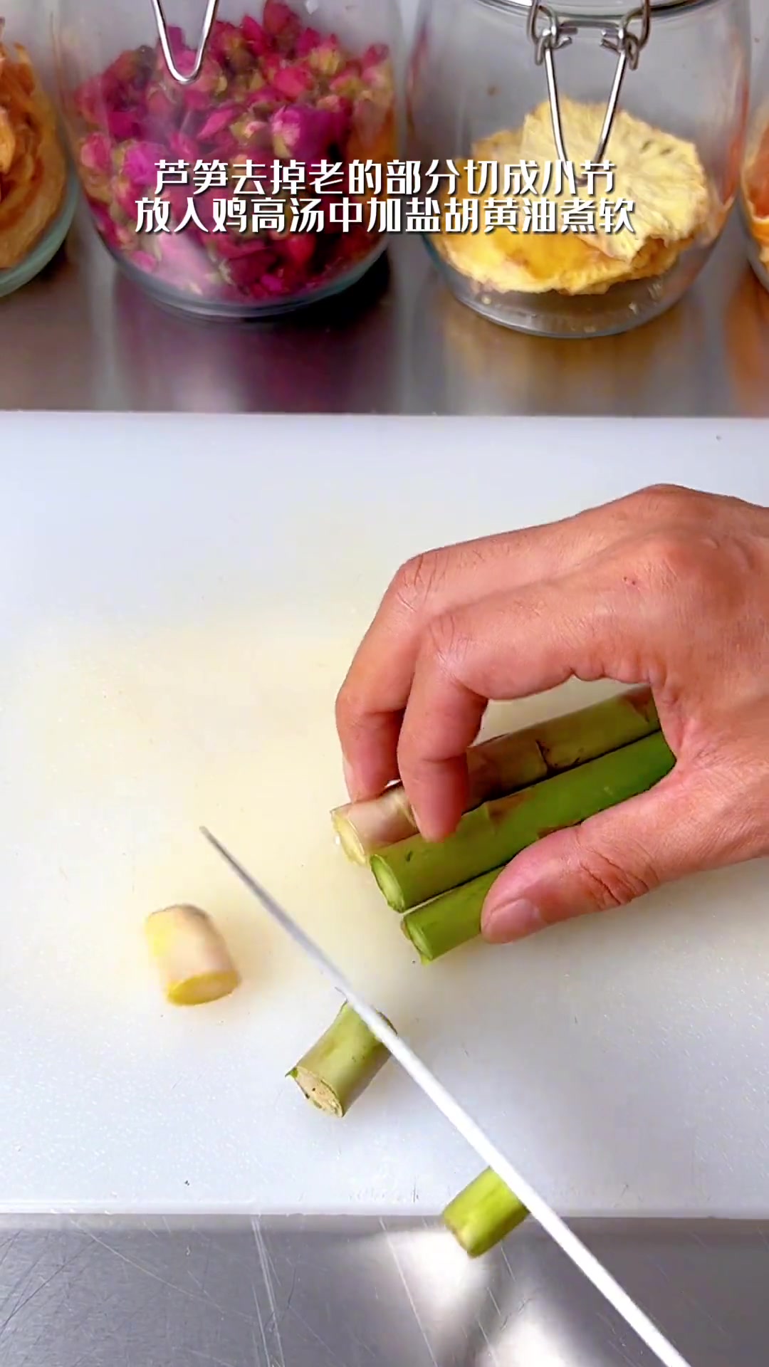 一口吃掉春天:法式香煎鲈鱼配芦笋,春日美味主菜