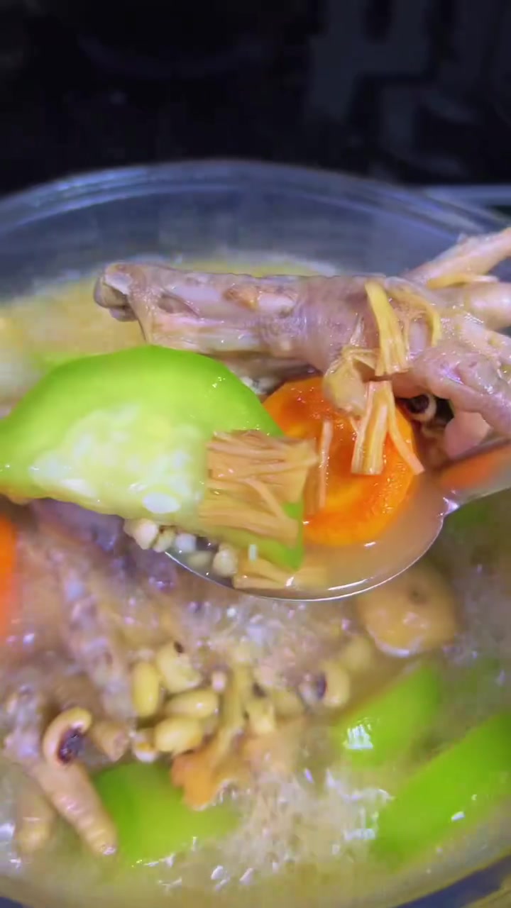广东人季节靓汤:鸡脚猪骨眉豆薏米瑶柱节瓜