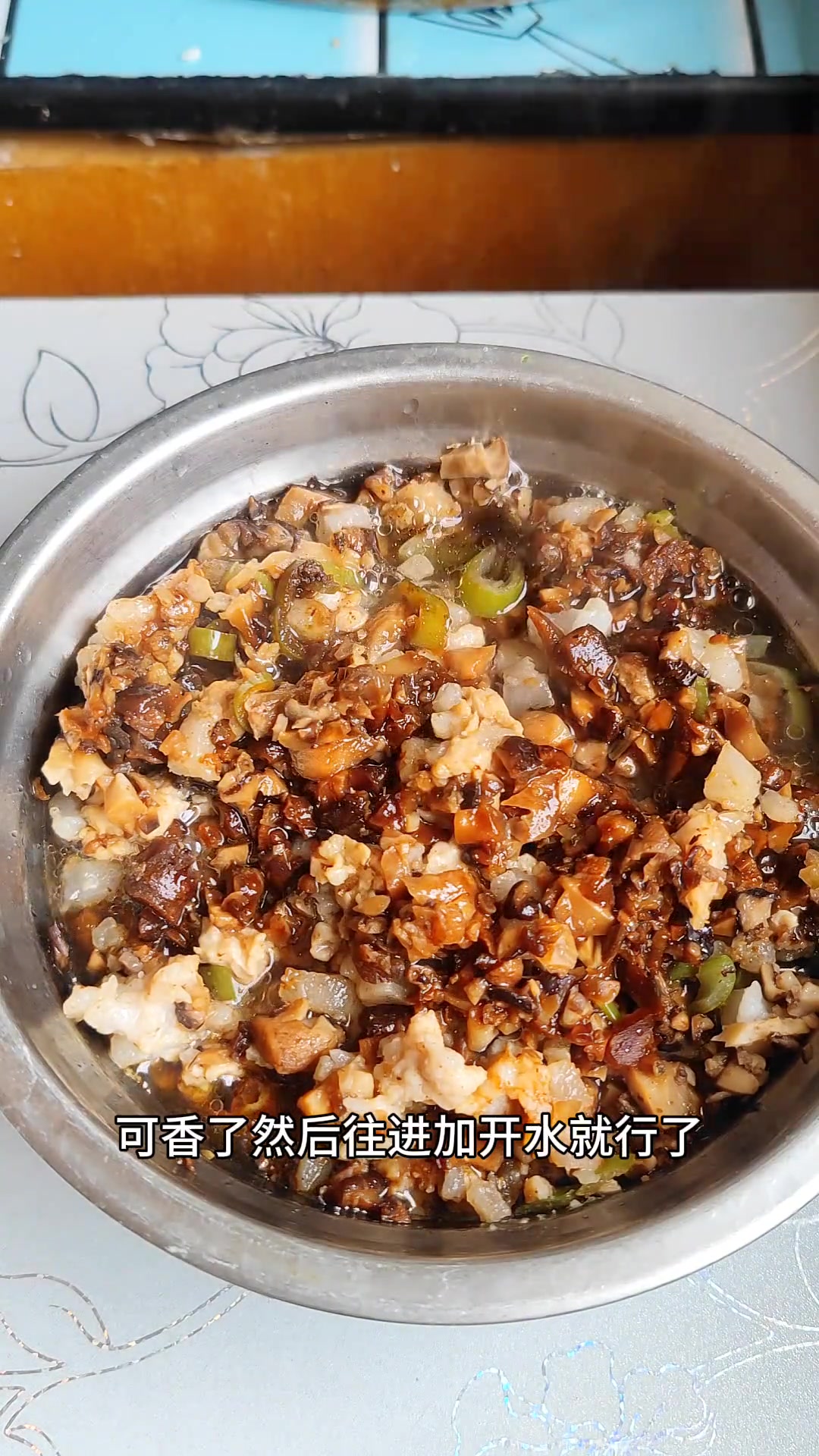 姐妹们今天吃莜面炖蘑菇肉汤,可香了,不会做的快来看