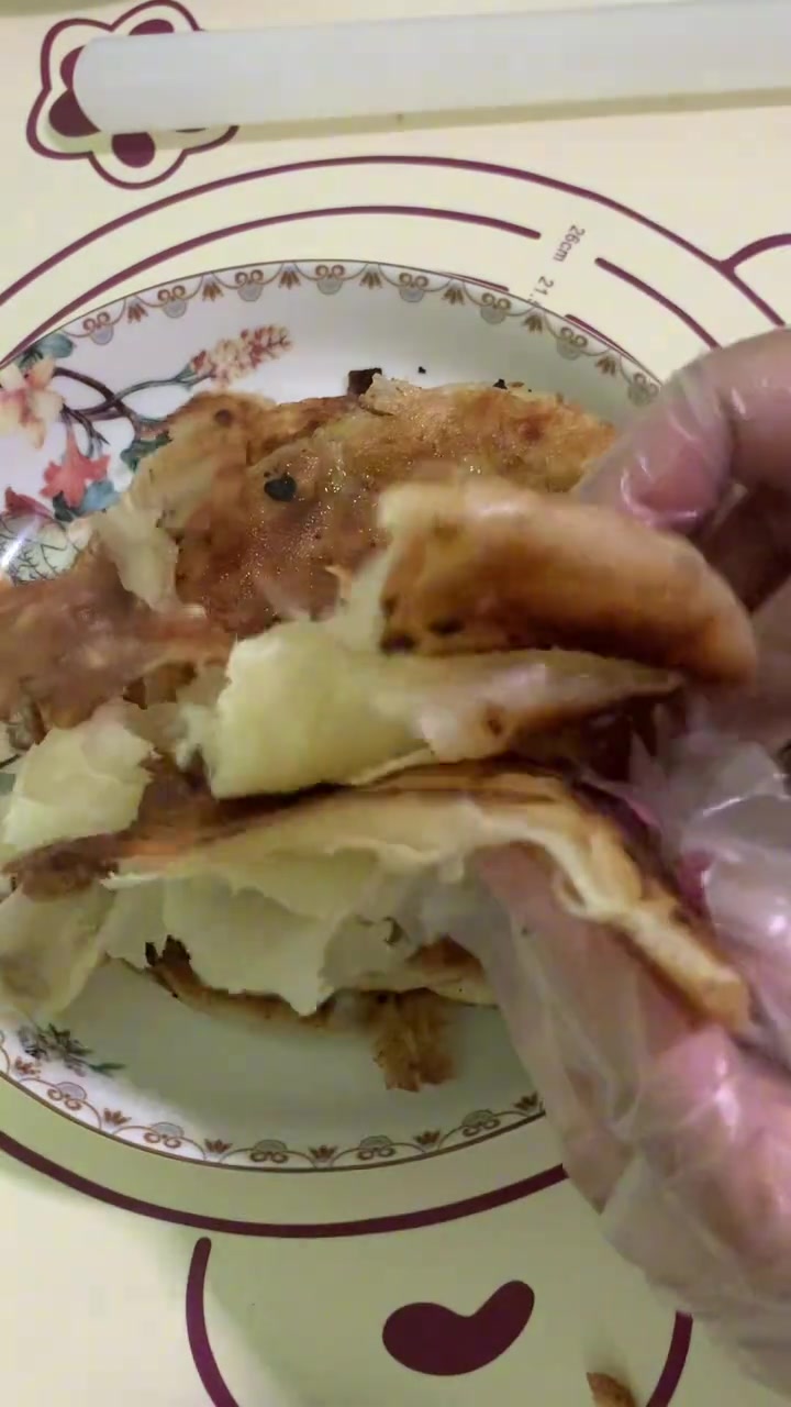 千层酥饼制作:面粉300克盐5克糖100克温水和面醒面1小时以上