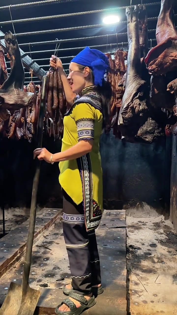 家乡的味道!正宗农村土墙房烟熏腊肉