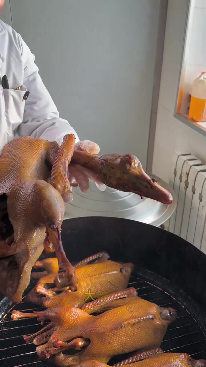 看看这烤鹅漂不漂亮,烤出来焦黄锃亮,嘎嘎香