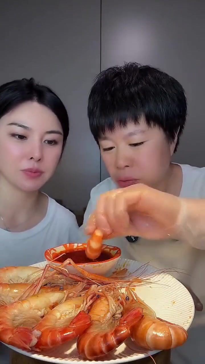 这个罗氏虾个头都很大，而且都是活虾制作肉品质非常高，品质很棒营养价值非常高，高蛋白质氨基酸