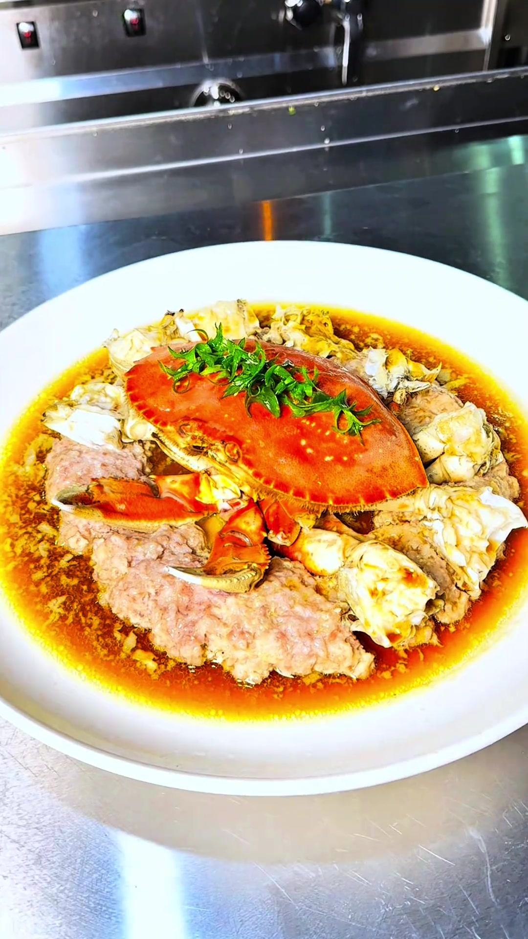 鲜嫩肉饼配肥美面包蟹，清蒸保留原汁原味，一口鲜掉眉毛