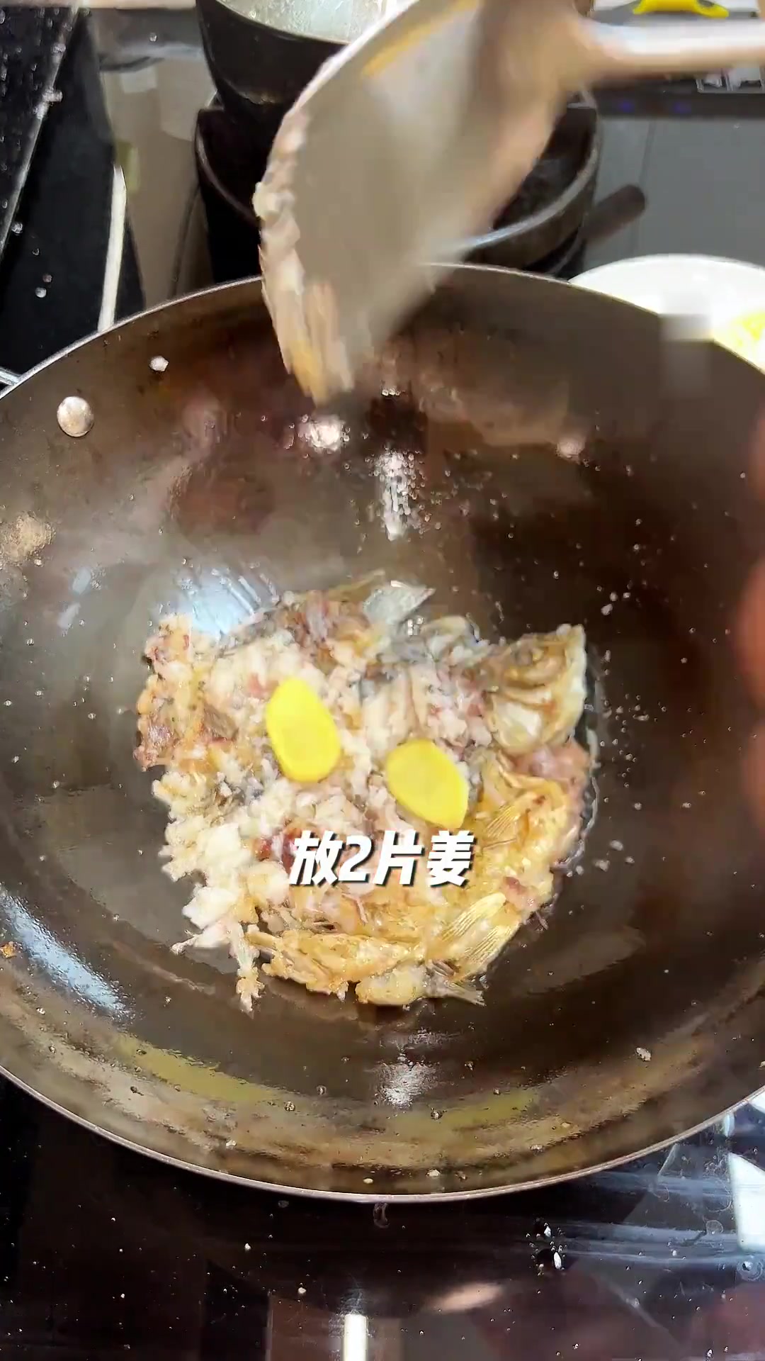 入秋后喝鲫鱼萝卜豆腐汤，简单营养又舒服，便宜还好喝！
