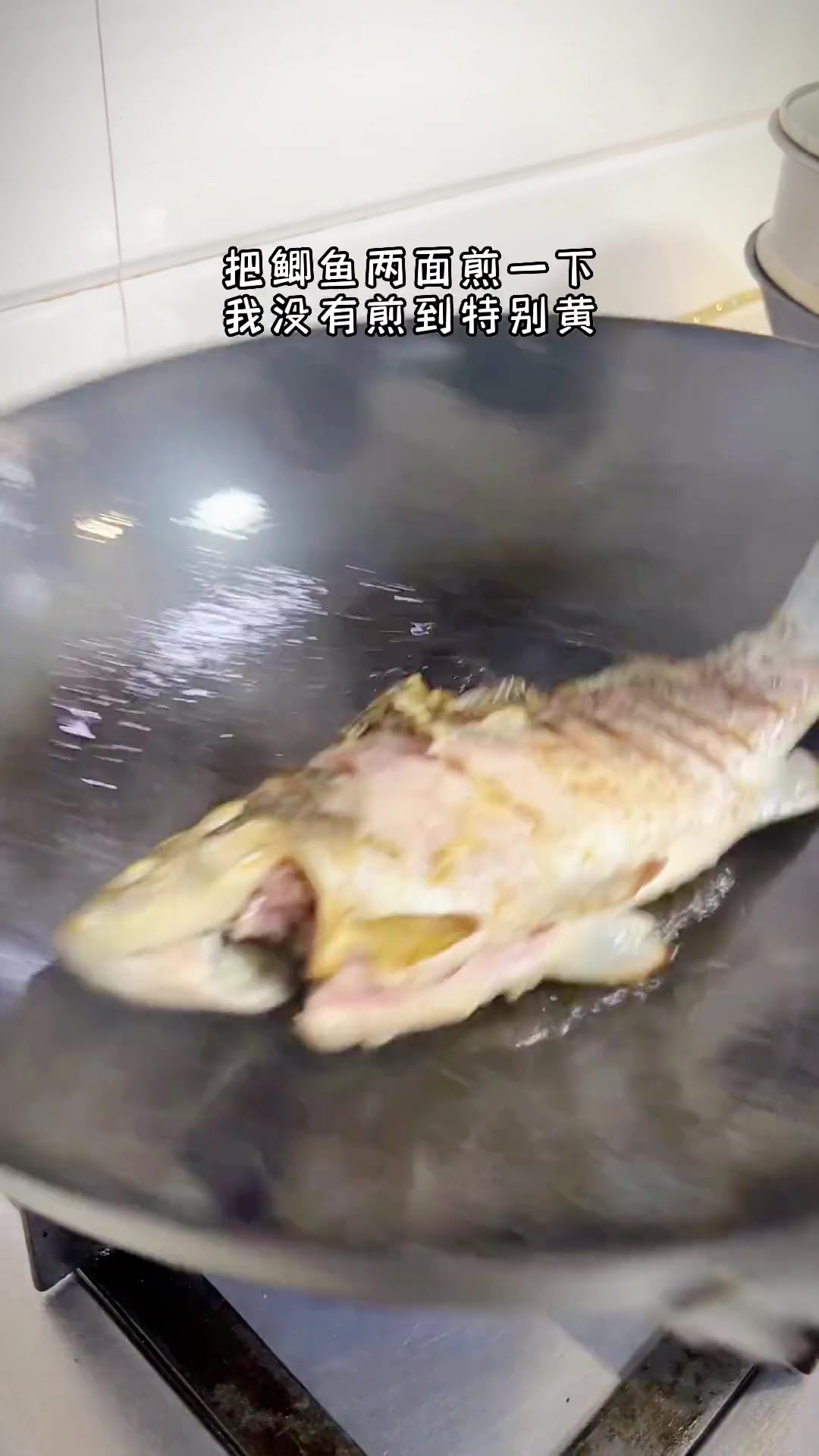 汤汁雪白浓稠的鲫鱼豆腐汤，低脂营养又健康，全家适合喝