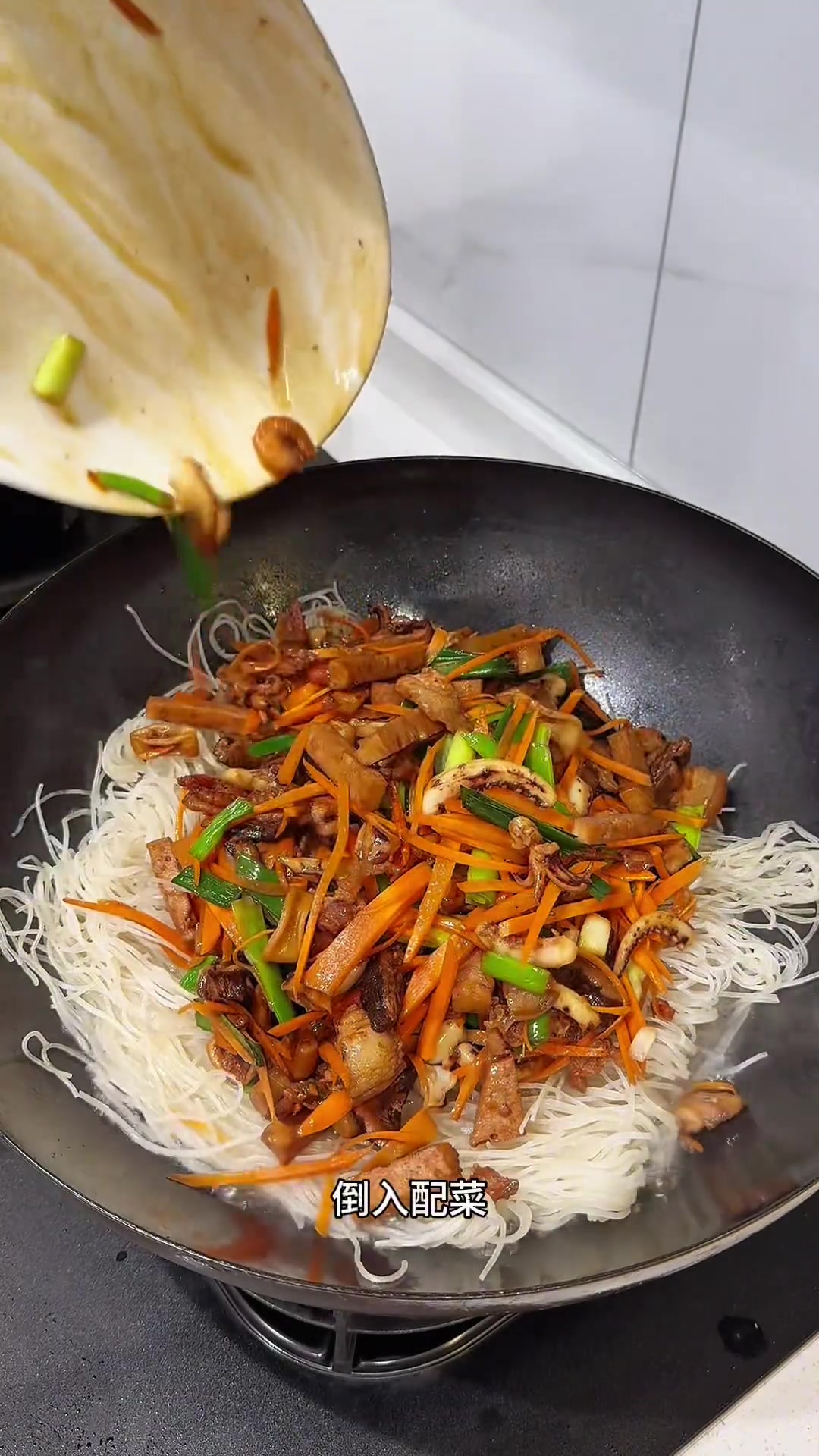 闽南炒米粉配鱼卷汤,味道真的太好了