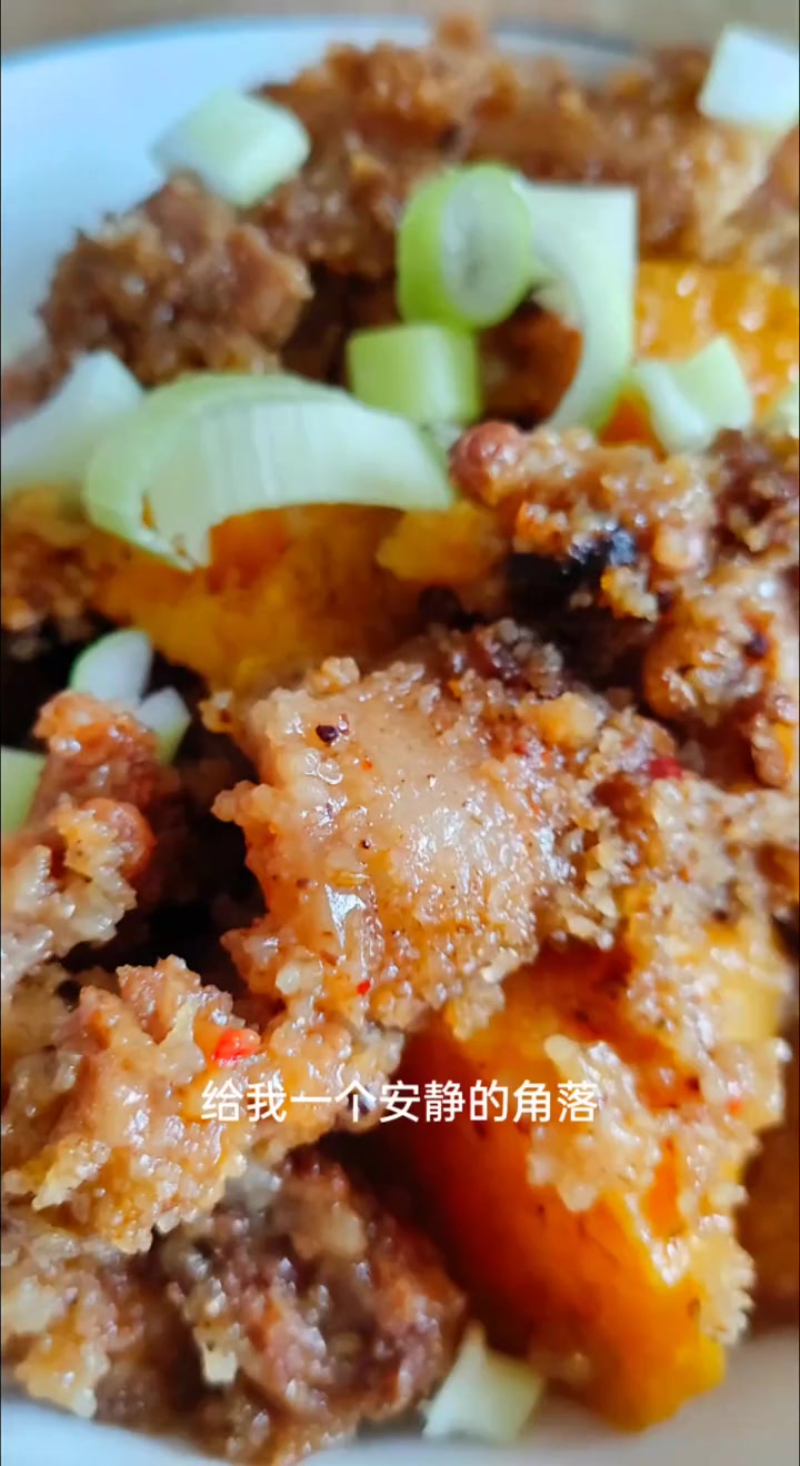 粉蒸肉家常做法:炒香调料腌肉加蒸肉粉,垫红薯大火蒸