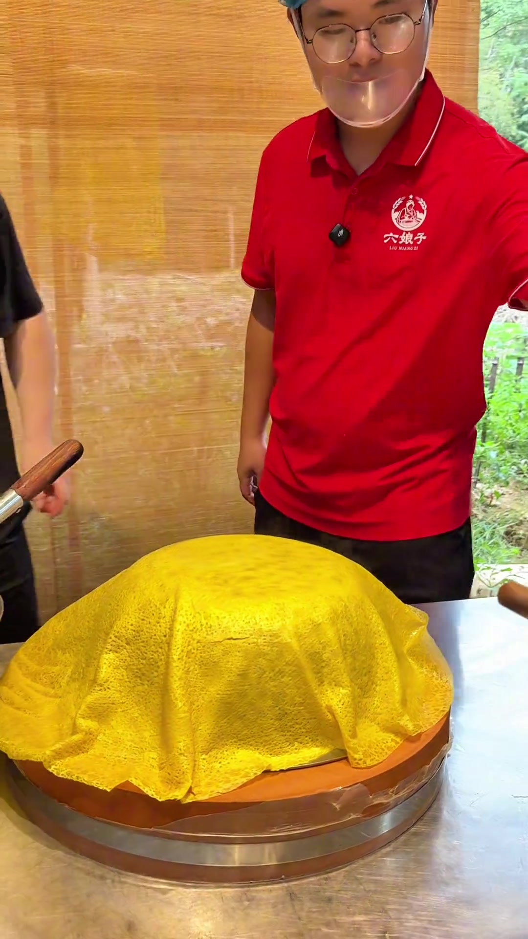 顾客留言孩子爱吃鹅颈丸子,今天用新鲜绞肉手工现包