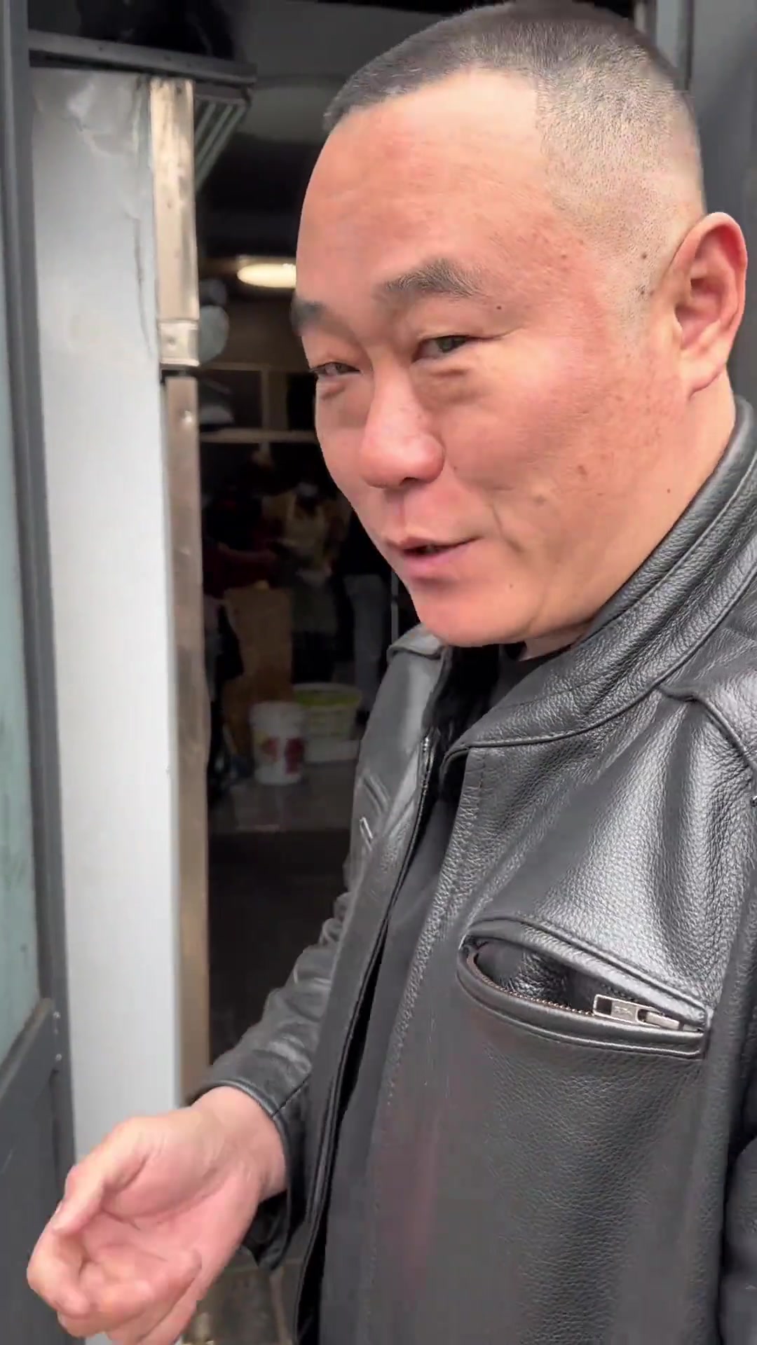 去排队饭店可灵活点餐,如在馄饨王家点砂锅烤串