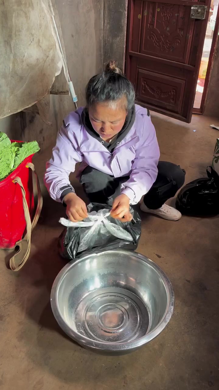 好久没回娘家一来就地里割大白菜特好,老四到街上看到大鱼就要,200多一条,回来满地里找菜做