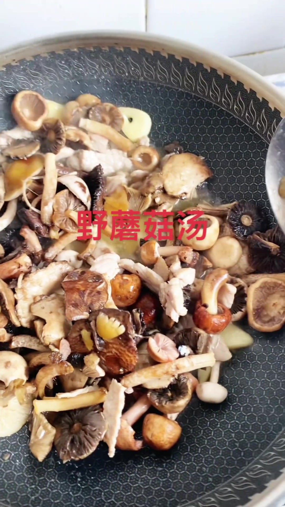 野蘑菇鸡蛋瘦肉汤,好吃营养又省钱!简单三餐