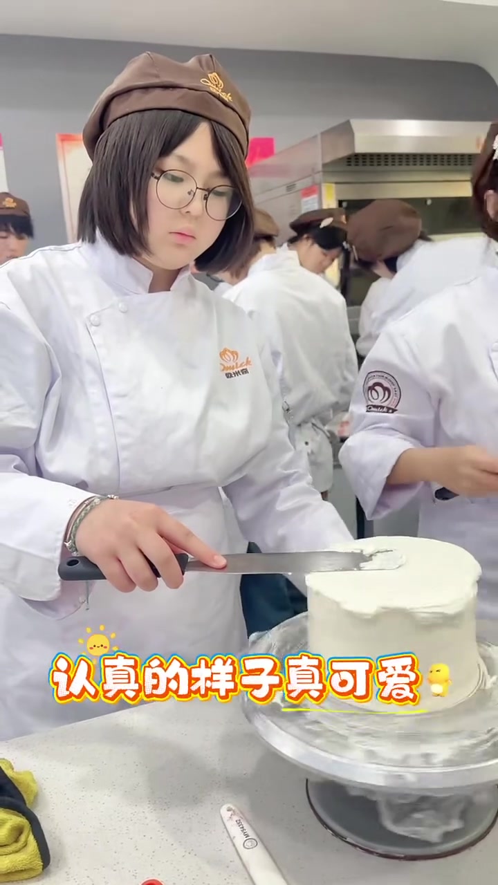 长春学习甜品蛋糕,烘焙面包?正规西点学校来欧米奇!理论+实操,让你轻松学习~初高中毕业生可