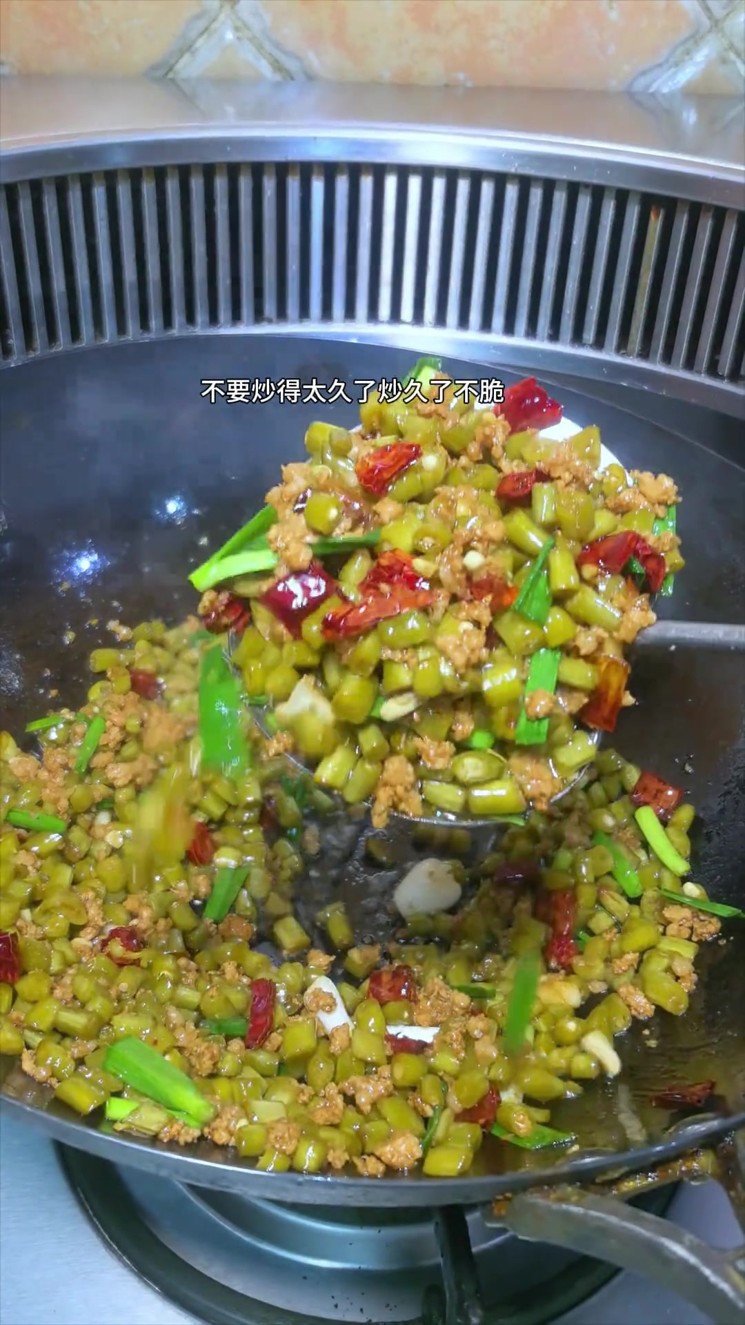 天热没胃口？酸豇豆炒肉末酸辣开胃，拌米饭太香了！