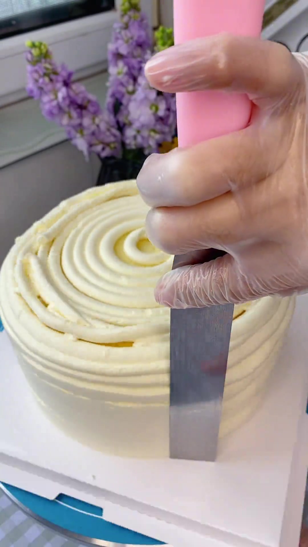 做了一款8寸紫罗兰鲜花蛋糕，超仙的蛋糕