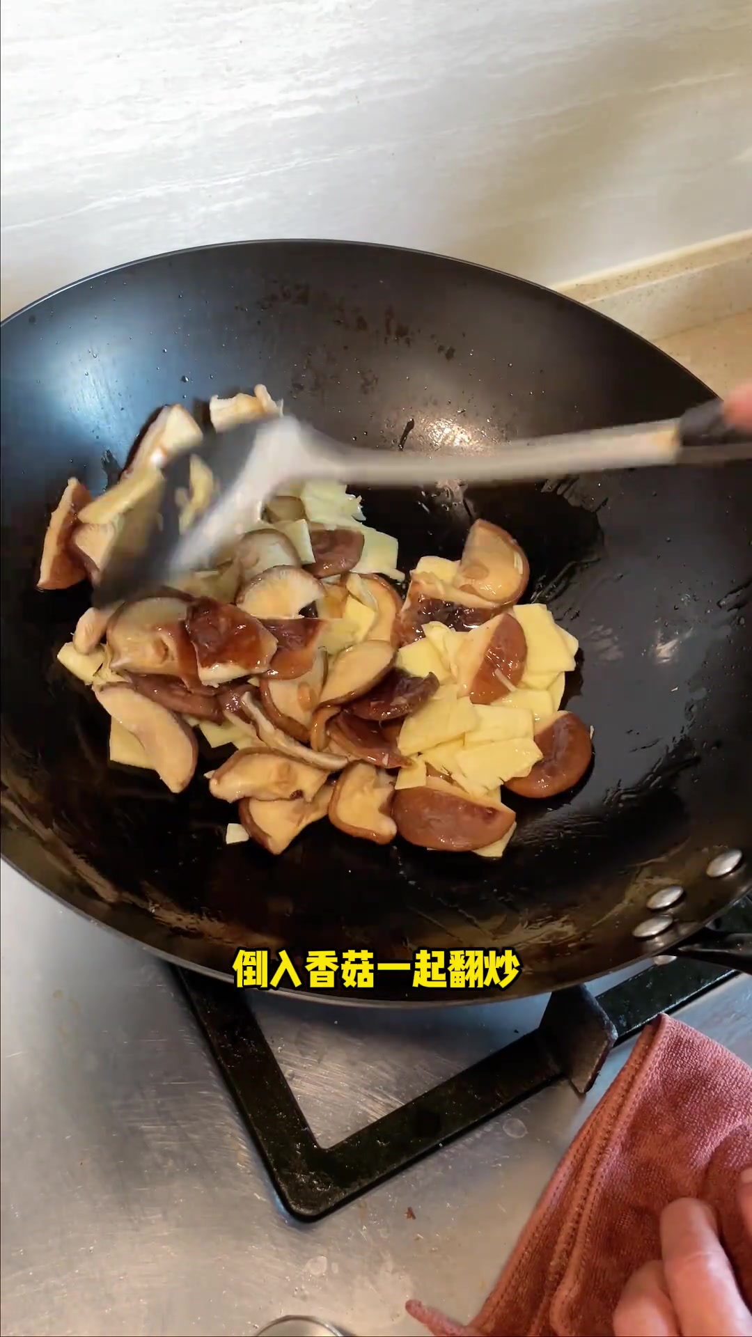 冬笋炒冬菇，经典炒双冬！做法简单鲜掉眉毛