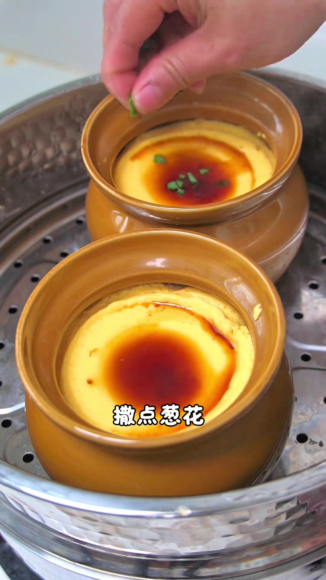 用瓦罐蒸蛋法又快又好,几分钟蒸出嫩滑鸡蛋羹