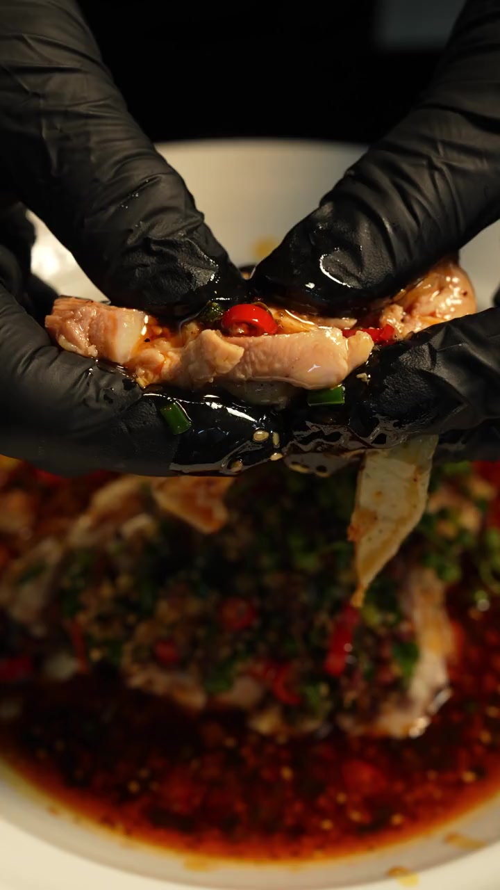 让人疯狂分泌唾液的椒麻口水鸡，香辣过瘾！