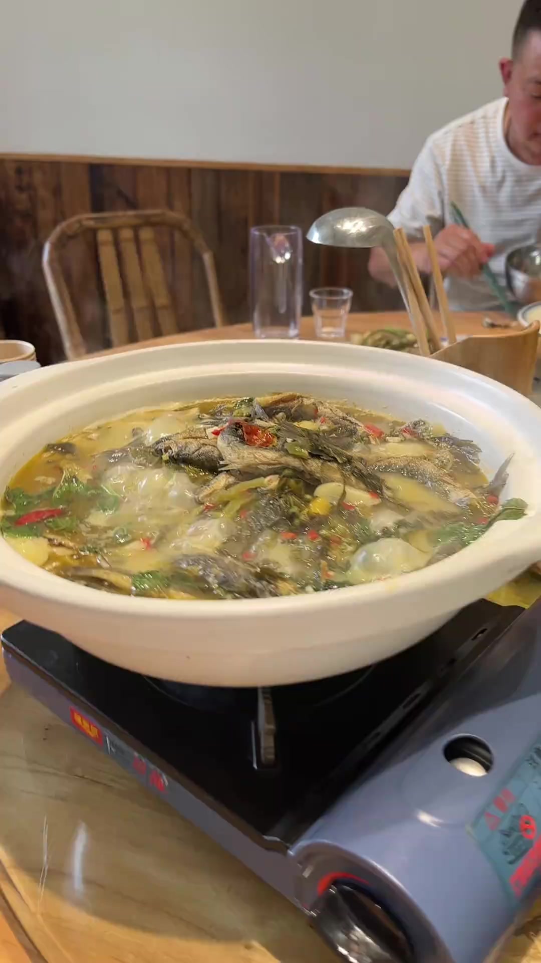 员工餐这标准，月薪八千包吃住，你愿意来吗？