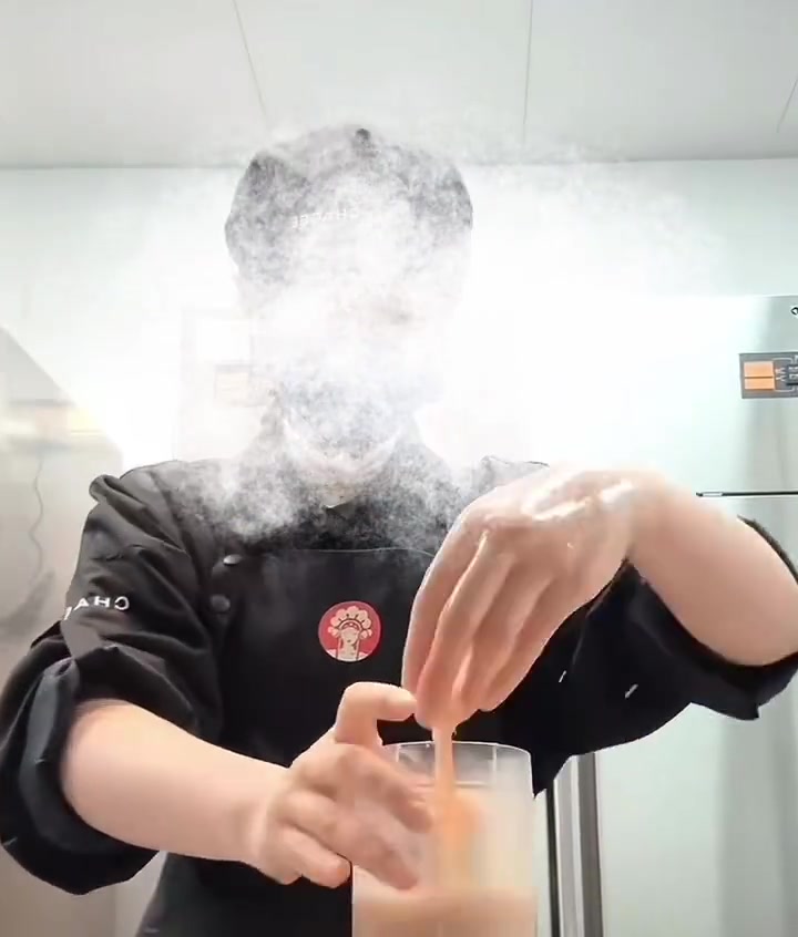 再怎么玩梗都不能带着公司logo玩,霸王茶姬又是出了名的严格,据说还是在还没打烊的时间这家