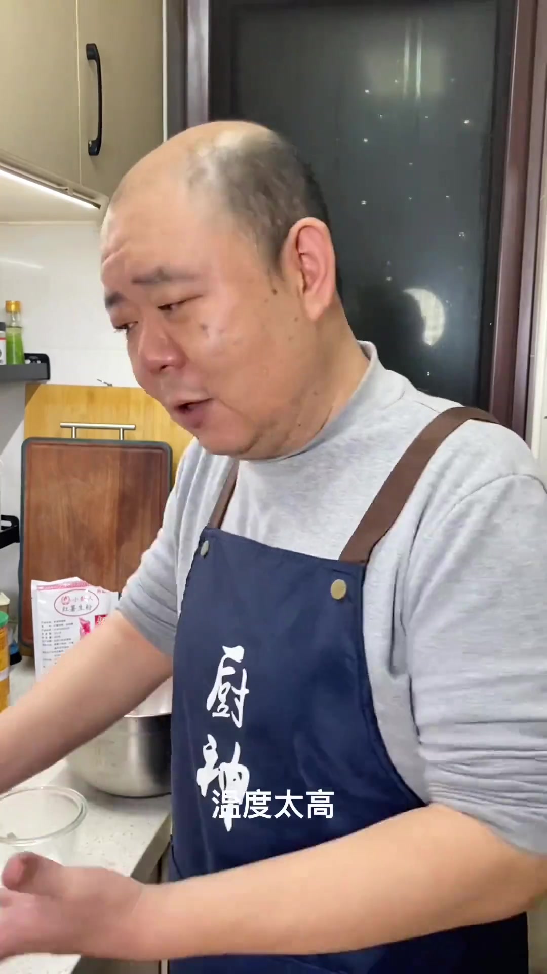 鸡脖子去淋巴再熬糖色,炖出酒红浓香味!