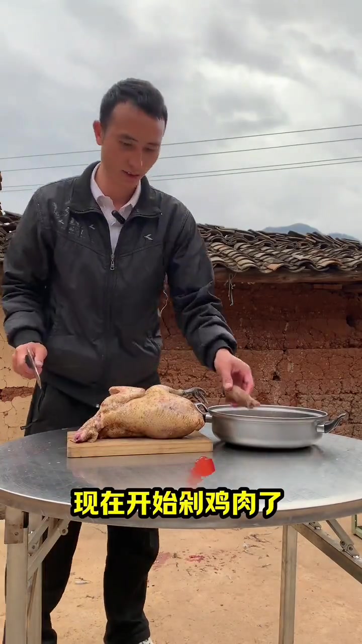 农村宝爸给娃宰鸡,鸡肚里全是蛋,这波值了!