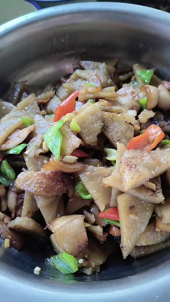 镇平美食洋芋粑粑炒腊肉