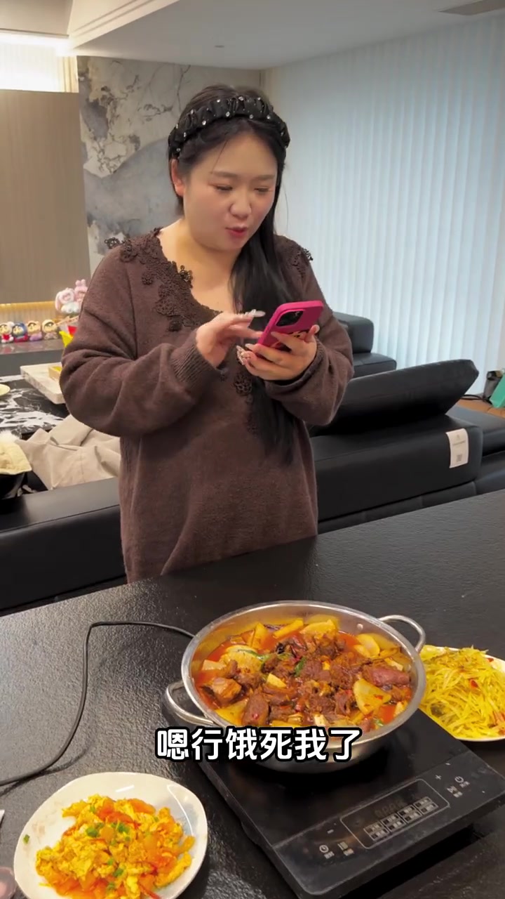婆媳矛盾不合，老公亲自下厨做了羊排火锅，把咱爸妈都叫来了