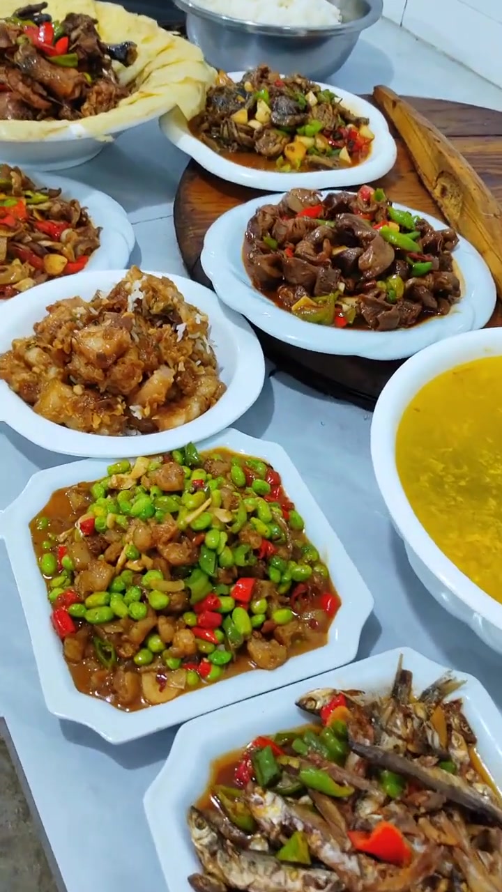 乡村柴火灶炖地锅鸡，贴饼子香到骨子里！