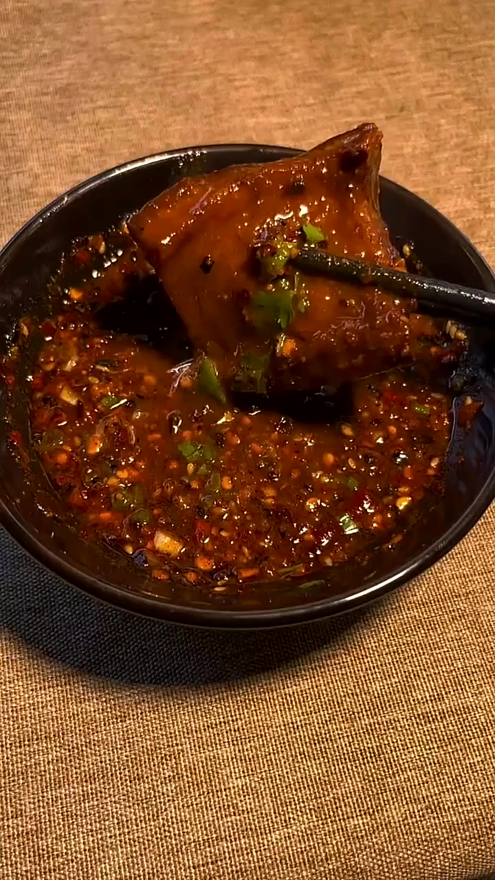 云南富源酸汤猪脚，这一锅就是一包的量，佐料全部都有，太好吃了