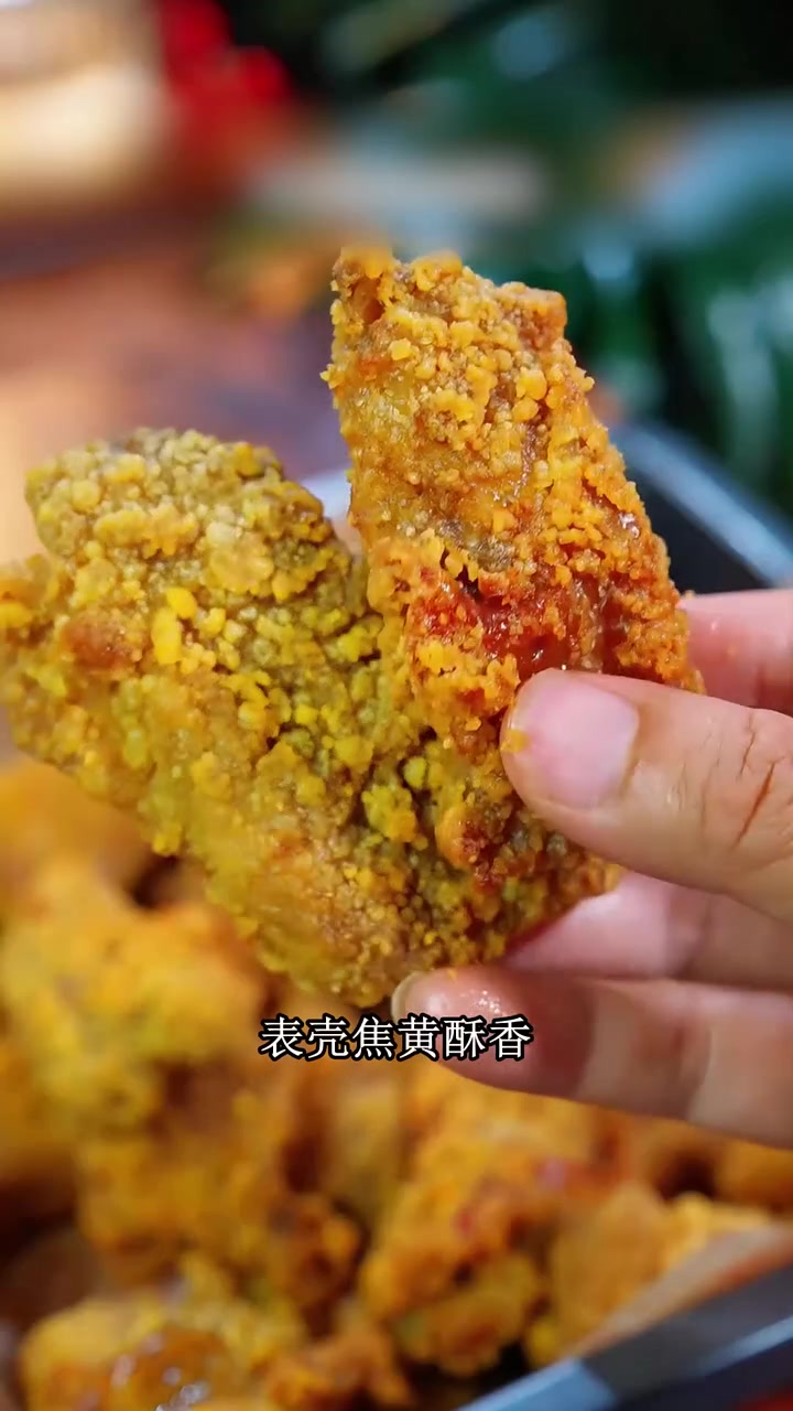 脆皮炸鸡伴翅能做炸鸡饭,炸好后铺在米饭上,淋点蜂蜜酱,普通米饭变豪华套餐!