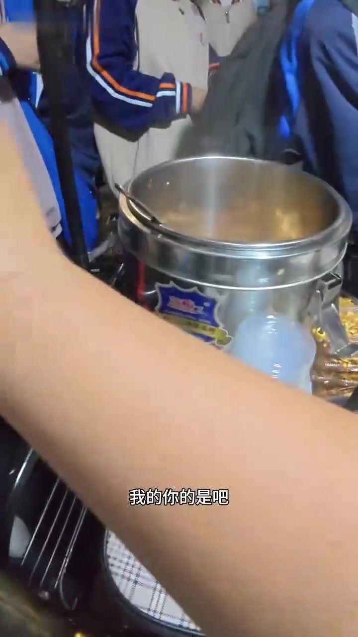 晚上摆摊卖麻辣烫,十分钟就卖完,开心的一天