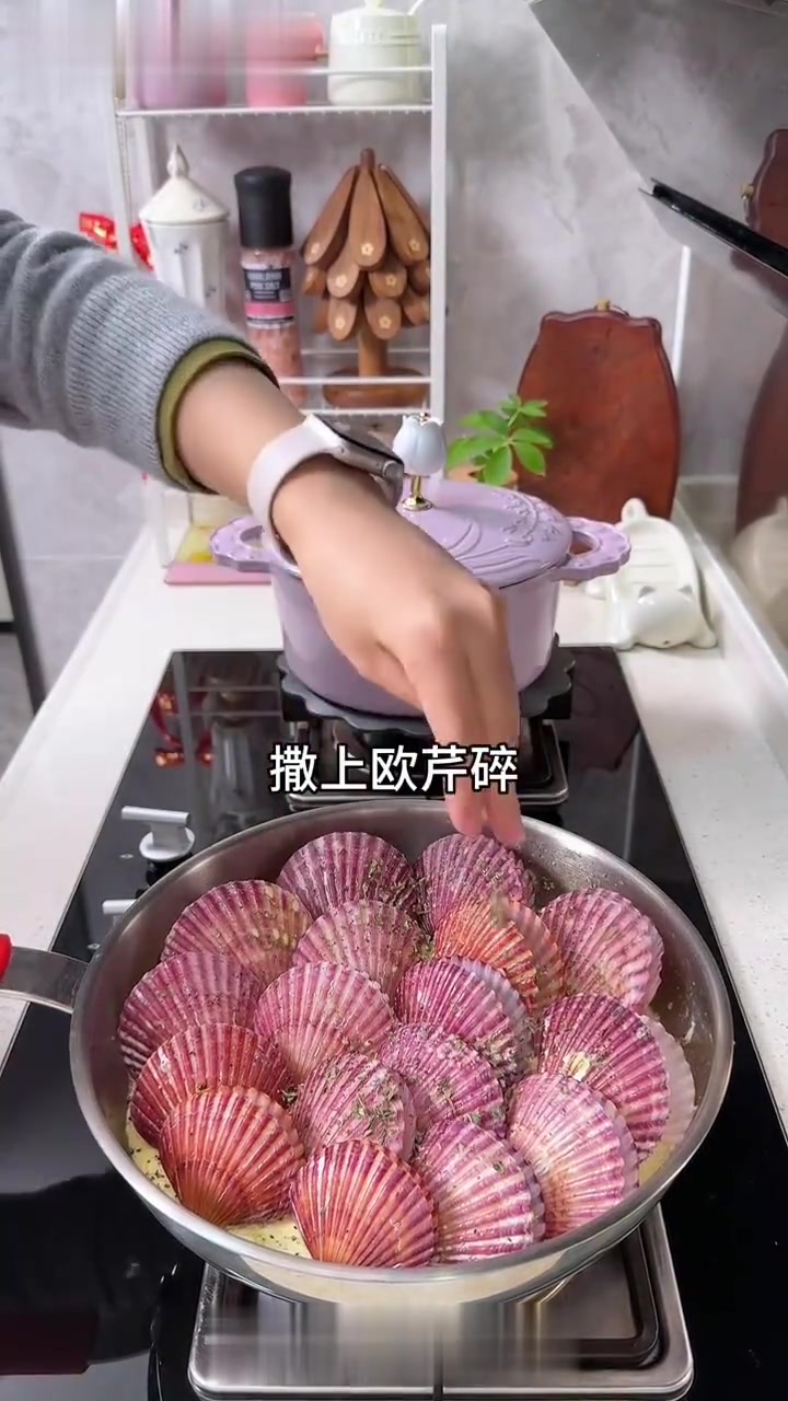 匈牙利红烩牛肋条，蒜香柠檬奶油扇贝，清炒宝塔菜