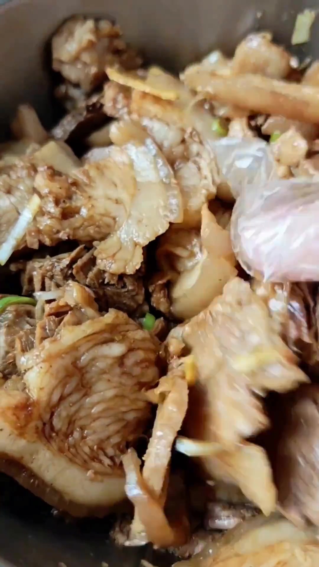 今天来个酸菜蒸肉，五花肉这样做太香了，香而不腻